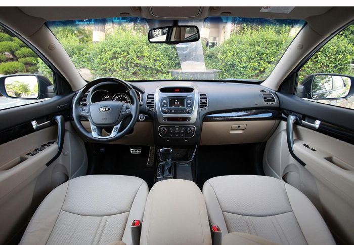 Το φρέσκο και αρκετά ποιοτικό εσωτερικό του Sorento, κερδίζει τις εντυπώσεις.